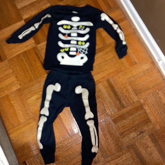 Carter’s skeleton Halloween, long sleeve pajamas, two piece set size 24 months - Picture 3 of 7